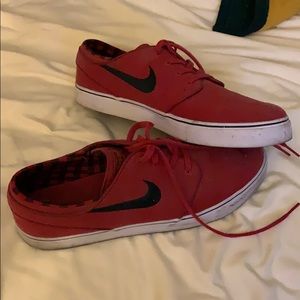 Red Nike Janoskis